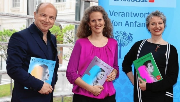 Roland Kluttig, Nora Schmid und Beate Vollack (v. li.) präsentieren das Programmheft der kommenden Saison. (Bild: oliver wolf)