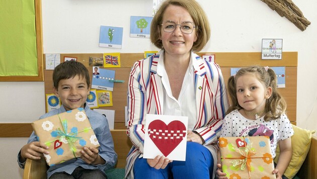 Teschl-Hofmeister, Emil und Zühre: Muttertag ist in Kindergärten wichtig. (Bild: NLK Filzwieser)