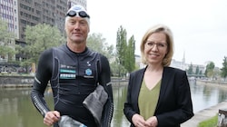 Marathon-Schwimmer Andreas Fahrt und Klimaschutzministerin Leonore Gewessler (Grüne) (Bild: Groh Klemens)