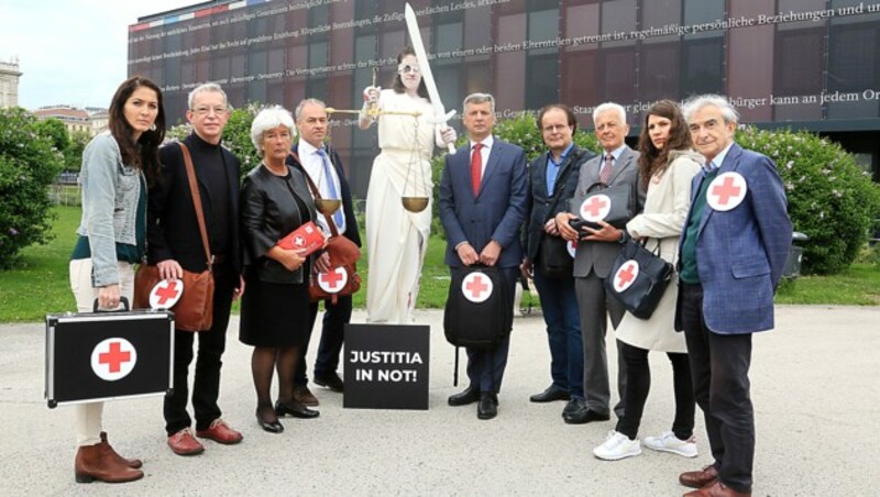 Medienaktion des Antikorruptionsvolksbegehrens - „Justitia in Not“: (v.l.n.r.) Ursula Bittner, Daniel Landau, Heide Schmidt, Oliver Scheiber, Martin Kreutner, Hubert Sickinger, Michael Ikrath, Maria Mayrhofer, Werner Doralt (Bild: Rechtsstaat&AntiKorruptionsvolksbegehren/APA-Fotoservice/Hautzinger)