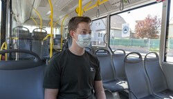 Im Bus oder Zug herrscht immer noch Maskenpflicht (Symbolbild). (Bild: Brenek Malena)