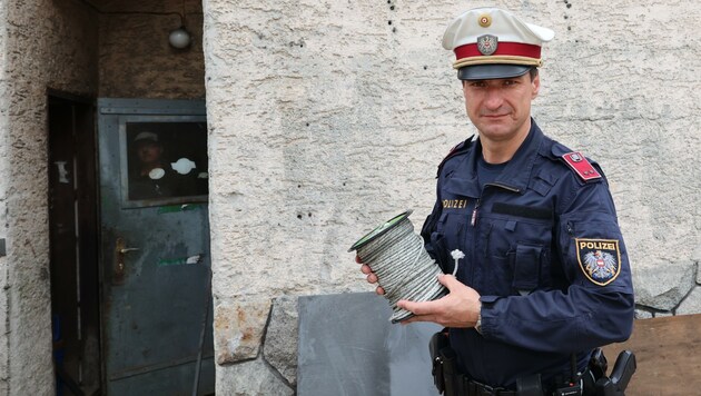 Die Gummistiefel schnappte sich Wolfgang Steiner am Polizeiposten, den Rest der improvisierten Rettungsausrüstung beim örtlichen Schmied. (Bild: Roland Hölzl)