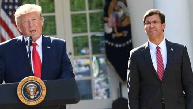 Mark Esper (rechts) war etwas mehr als ein Jahr Verteidigungsminister unter US-Präsident Donald Trump. Nun veröffentlichte er seine Erinnerungen. (Bild: APA/AFP/SAUL LOEB)