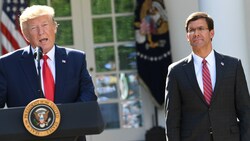 Mark Esper (rechts) war etwas mehr als ein Jahr Verteidigungsminister unter US-Präsident Donald Trump. Nun veröffentlichte er seine Erinnerungen. (Bild: APA/AFP/SAUL LOEB)