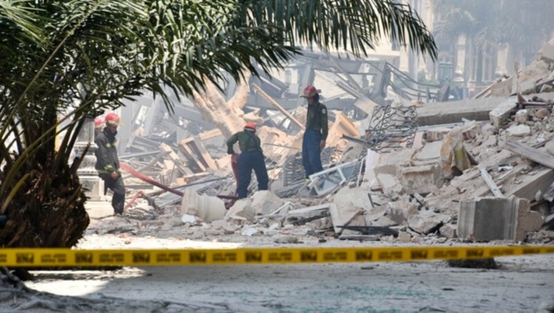 Retter suchen nach Verschütteten. (Bild: APA/AFP/ADALBERTO ROQUE)