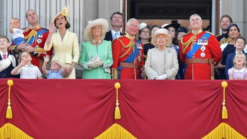 Ein Bild aus besseren Tagen, nämlich aus dem Jahr 2019, als Harry und Meghan und auch der in Ungnade gefallene Prinz Andrew auf den Balkon durften. (Bild: APA/AFP/Daniel LEAL)