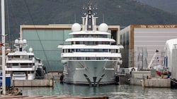 Die Mega-Jacht Scheherazade liegt derzeit im Hafen von Carrara in der Toskana vor Anker. (Bild: APA/AFP/Federico SCOPPA)