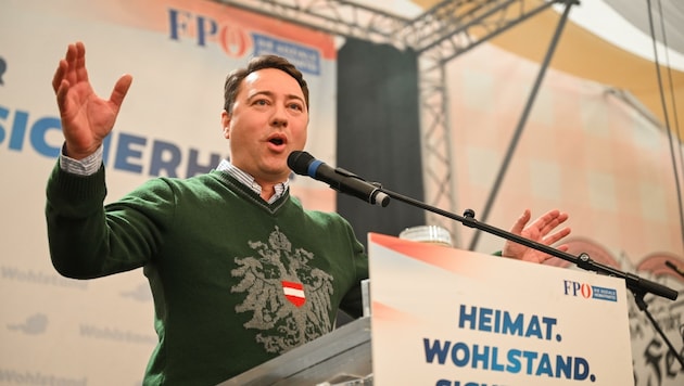 Ein Doppeladler auf der „stolzgeschwellten Brust“: M. Haimbuchner am 1. Mai. (Bild: Wenzel Markus)