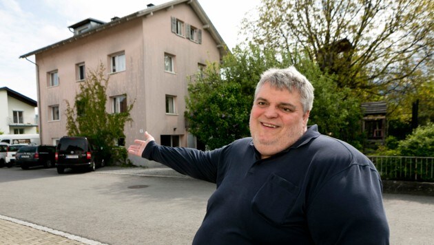 George Nussbaumer vor dem Haus seiner Kindheit: „Das war mein Platz!“ (Bild: Mathis Fotografie)