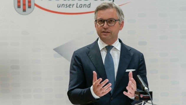 Der aus Bregenz stammende Finanzminister Magnus Brunner muss sich einer unangenehmen Anfrage stellen. (Bild: DIETMAR STIPLOVSEK / APA / picturedesk.com)