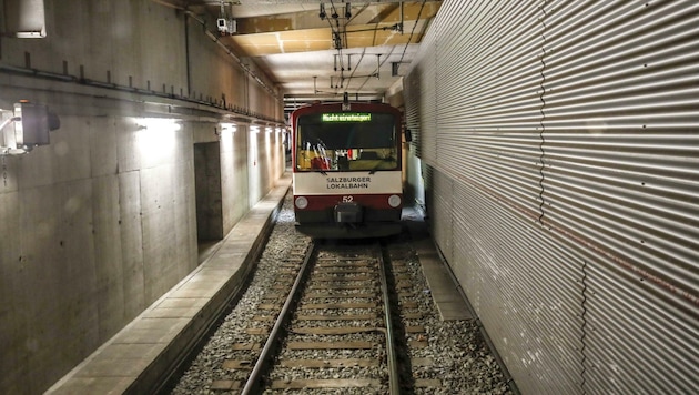 Beim Bahnhof fährt die Lokalbahn bereits unterirdisch (Bild: Tschepp Markus)