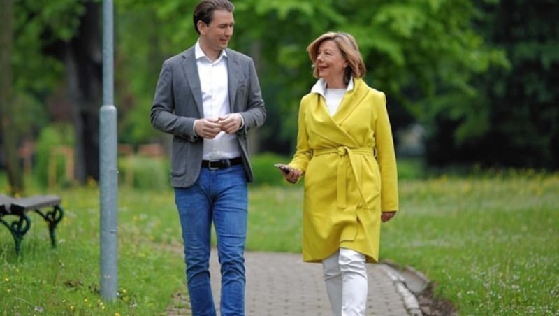 In Jeans und Turnschuhen: der ehemalige Bundeskanzler Sebastian Kurz beim Gespräch mit Conny Bischofberger (Bild: Gerhard Bartel)