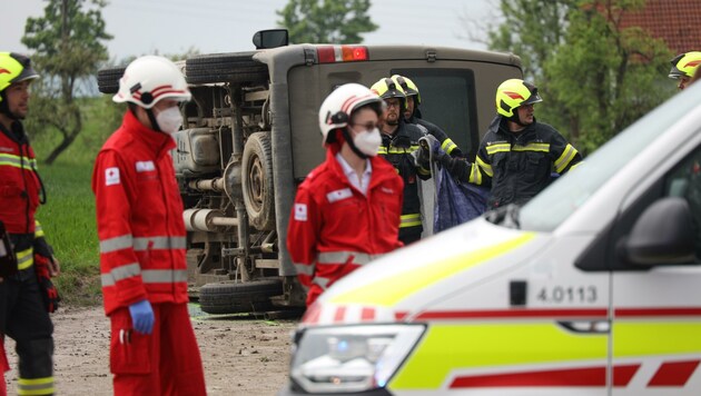 Die Rettungskräfte waren schnell am Unfallsort, für eine Frau kam aber jede Hilfe zu spät. (Bild: Lauber/laumat.at Matthias)