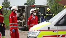Die Rettungskräfte waren schnell am Unfallsort, für eine Frau kam aber jede Hilfe zu spät. (Bild: Lauber/laumat.at Matthias)