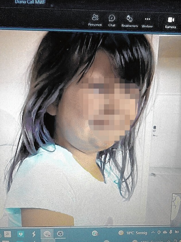 La niña de cuatro años recientemente tuvo una videollamada con su madre; la niña parece desesperada.  (Imagen: zVg)