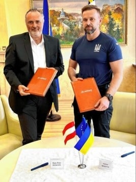 El gobernador Hans Peter Doskozil y el gobernador Viktor Mykyta sellaron el acuerdo de cooperación.  (Imagen: Karl Grammer)