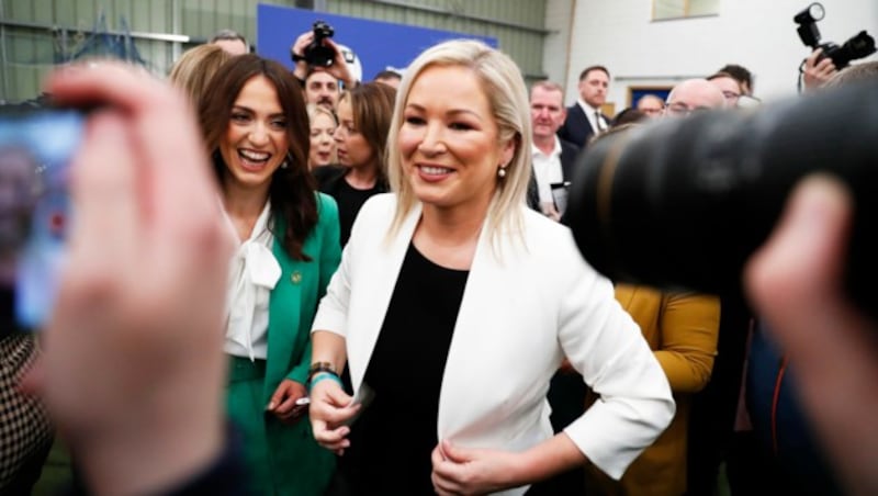 Sinn-Fein-Spitzenkandidatin Michelle O‘Neill (m.) feiert den historischen Wahlsieg. (Bild: AP)