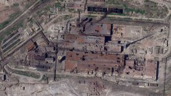 Ein Satellitenbild von Freitag zeigt Schäden an der Fabrik in der ukrainischen Hafenstadt. (Bild: AP)