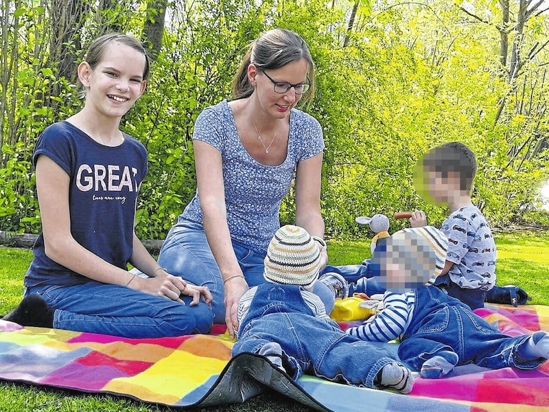 Kathrin Raab mit ihrer außergewöhnlichen Familie (Bild: zVg)