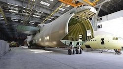 Eine zweite, zu rund 70 Prozent vollendete Antonov An-225 steht in einer Lagerhalle nahe Kiew. (Bild: Antonov)