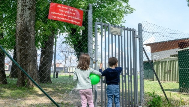 Laut ÖVP stehen Kinder, die sich auf öffentlichen Sportplätzen austoben wollen, in Krems aktuell vor verschlossenen Türen. (Bild: Molnar Attila)