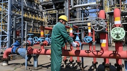 Arbeiter in einer Raffinerie - Die G7-Staaten haben vereinbart, kein Erdöl aus Russland mehr zu importieren. (Bild: APA/AFP/ATTILA KISBENEDEK)