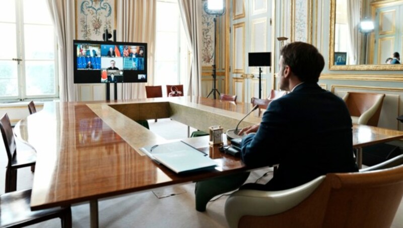 Frankreichs Präsident Macron bei der Schaltkonferenz (Bild: AFP)