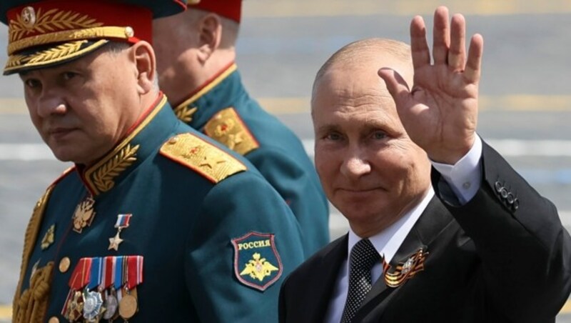 Alles wartet auf die traditionelle Ansprache von Wladimir Putin bei der Parade auf dem Roten Platz. (Bild: AP)