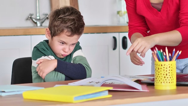 Kinder, die an ADHS leiden, können sich nur schwer konzentrieren. Hausübungen werden für Eltern und Kind zum Albtraum. (Bild: stock.adobe.com)