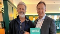 Mel Gibson mit Top-Gastronom Mario Plachutta in Wien (Bild: Plachutta/zVg)