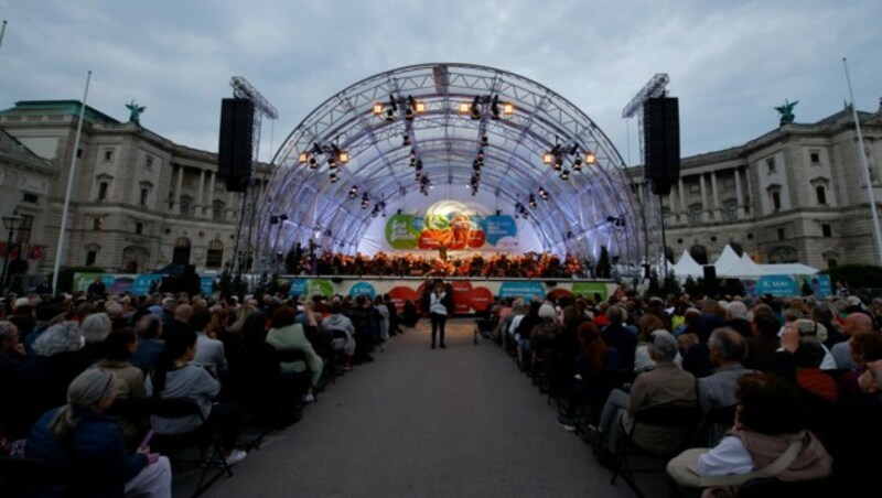 Ein Blick auf die Bühne beim „Fest der Freude“ zum Gedenken an die Opfer und die Freude über die Befreiung vom Nationalsozialismus am Wiener Heldenplatz (Bild: APA/TOBIAS STEINMAURER)