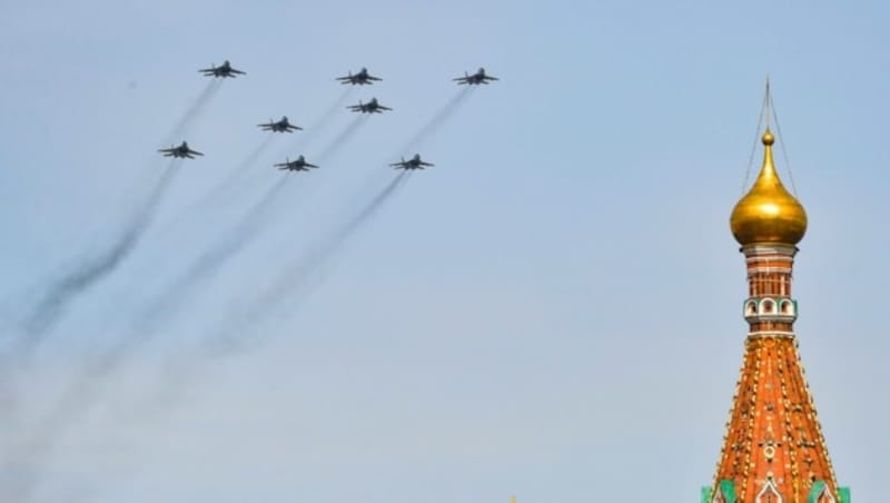 Kampfjets sollten ein „Z“ über dem Roten Platz formen - dieses symbolträchtige Manöver wurde jedoch kurzfristig wegen „Schlechtwetters“ abgesagt. (Bild: Associated Press)