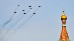 Kampfjets sollten ein „Z“ über dem Roten Platz formen - dieses symbolträchtige Manöver wurde jedoch kurzfristig wegen „Schlechtwetters“ abgesagt. (Bild: Associated Press)