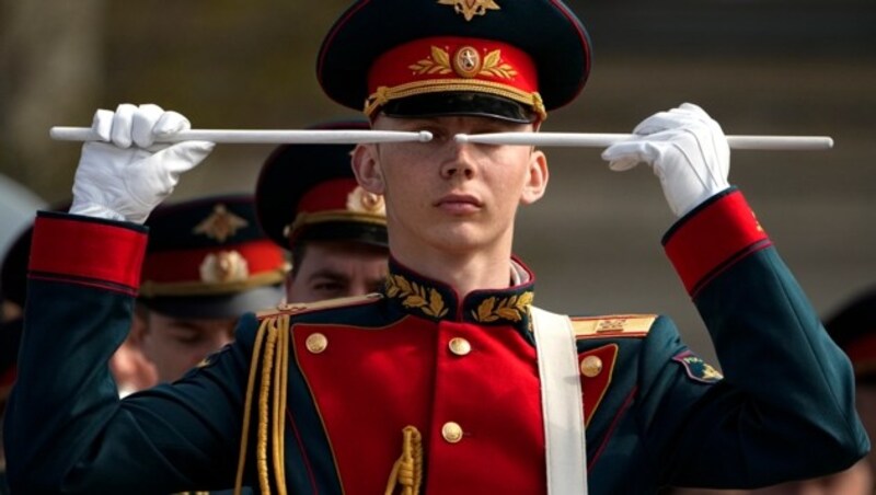 11.000 Soldaten - vom Schlagzeuger bis zum ranghohen Offizier - nehmen an der Parade teil. (Bild: Associated Press)