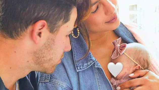 Nick Jonas und Priyanka Chopra Jonas zeigen zum ersten Mal ihr Töchterchen Malti Marie. (Bild: www.instagram.com/nickjonas)