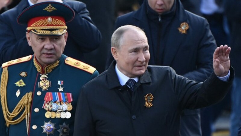 Putin mit seinem Verteidigungsminister Sergei Shoigu während der Parade (Bild: AFP)