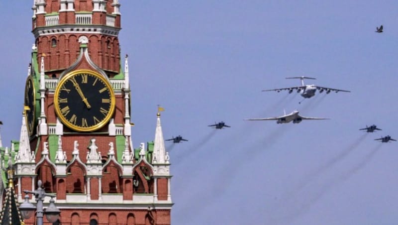 Bei der Generalprobe zur Parade war allerhand militärisches Fluggerät am Himmel über Moskau zu sehen. (Bild: AFP)