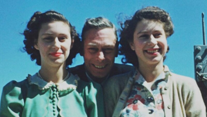 Ein Bild aus dem Video „Elizabeth: The Unseen Queen“ von Prinzessin Margaret und Prinzessin Elizabeth mit ihrem Vater König George VI. an Bord der HMS Vanguard im Jahr 1947. (Bild: The Royal Collection via BBC Studios)