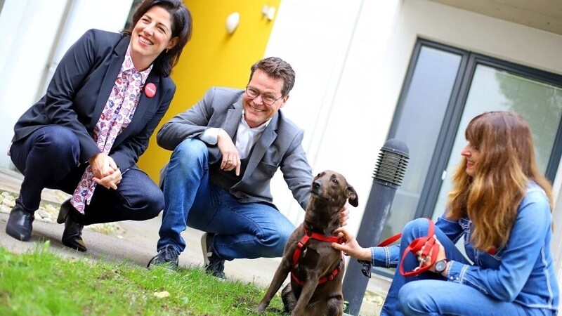 Der Wiener Tierschutzstadtrat Jürgen Czernohorszky mit Volkshilfe-Geschäftsführerin Tanja Wehsely (li.) und Sabine Rauscher (re.). (Bild: PID/VOTAVA)