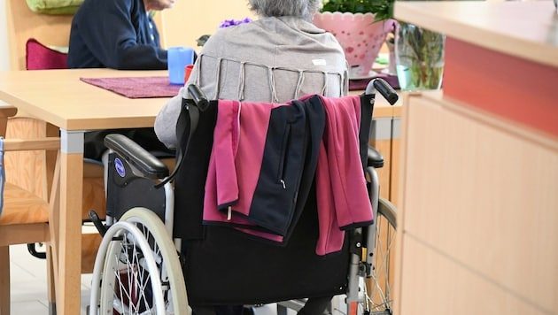 In den Vorarlberger Pflegeheimen ist die Situation angespannt. Vor allem im gehobenen Dienst fehlt Personal. Mittlerweile sind die Wartelisten für einen Heimplatz lang. (Bild: P. Huber)