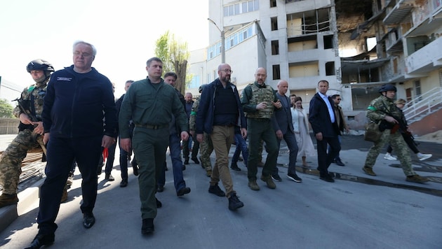 EU-Ratspräsident Charles Michel machte sich ein Bild von den Kriegsschäden in der Hafenstadt. (Bild: Twitter/eucopresident)