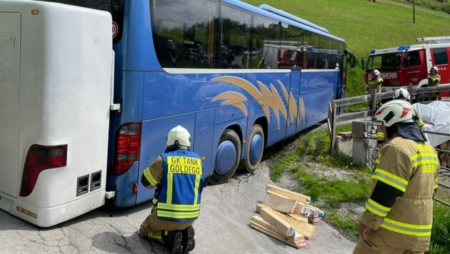 Die Kurve war zu eng, der Reisebus blieb hängen. Die Feuerwehr befreite das Fahrzeug (Bild: FF Goldegg)
