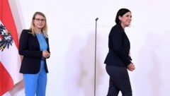 Die im Mai des Vorjahres zeitgleich zurückgetretenen Ministerinnen Margarete Schramböck und Elisabeth Köstinger (beide ÖVP) haben mit dem Institut Demox zusammengearbeitet. (Bild: APA/ROLAND SCHLAGER)