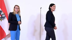 Die im Mai des Vorjahres zeitgleich zurückgetretenen Ministerinnen Margarete Schramböck und Elisabeth Köstinger (beide ÖVP) haben mit dem Institut Demox zusammengearbeitet. (Bild: APA/ROLAND SCHLAGER)