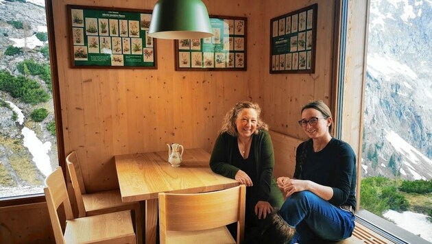 Lisi Schleicher (li.) und Maja Ludwig von der Voisthalerhütte am Hochschwab freuen sich auf ihre ersten Gäste der Saison. (Bild: Schleicher)