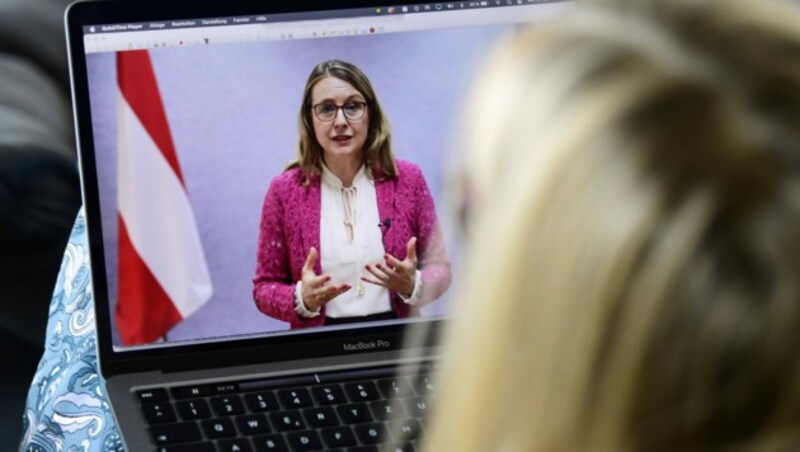 Wirtschaftsministerin Margarete Schramböck verkündet ihren Rücktritt. (Bild: APA/Hans Klaus Techt)