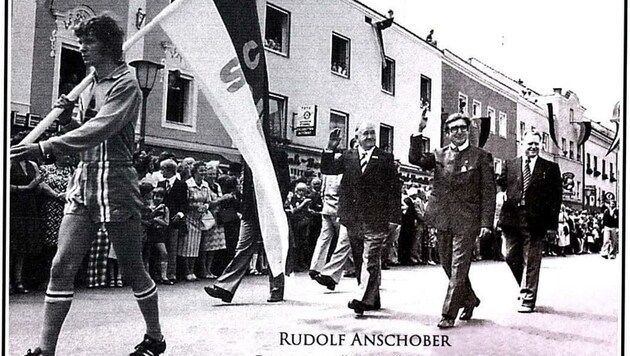 17 Jahr, dunkles lockiges Haar: Rudi Anschober im Jahr 1977 als Fahnenträger für den SC Schwanenstadt (Bild: SC Schwanenstadt)