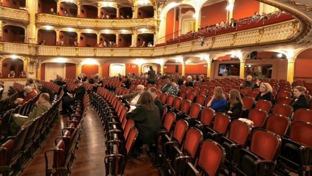 In der Oper sind einige Vorstellungen wieder ausverkauft, oft aber bleiben auch Sitze leer (Bild: Oliver Wolf)