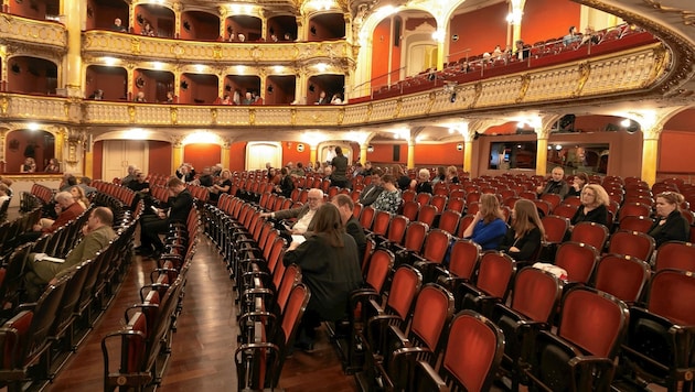In der Oper sind einige Vorstellungen wieder ausverkauft, oft aber bleiben auch Sitze leer (Bild: Oliver Wolf)