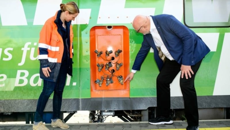 Klein und Matthä schickten jetzt den „Greentracker“ auf seine erste große Fahrt. (Bild: Imre Antal)